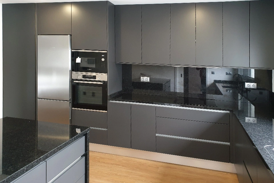 cuisine sur mesure grise cannes